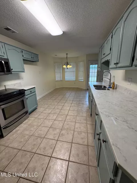 Kitchen - 1102 Greenwich Dr, Hernando, MS 38632 photo 4 of 4