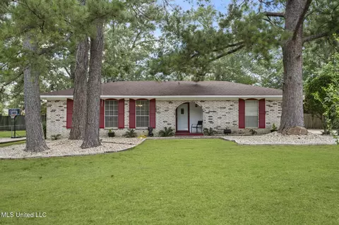113 Pecan Grove Dr, Hattiesburg, MS 39402