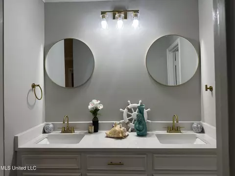 Bath - 909 Brookford Ct, Jackson, MS 39212 photo 7 of 32