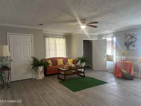 Living - 909 Brookford Ct, Jackson, MS 39212 photo 5 of 10