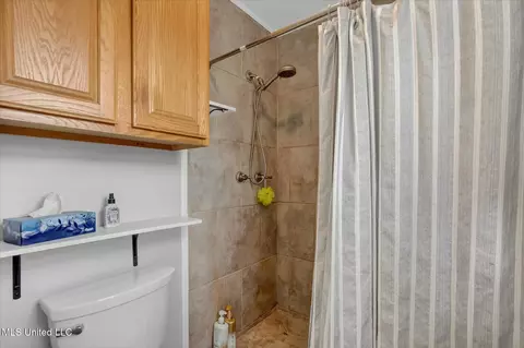 Bath - 14916 Dismuke Dr, Biloxi, MS 39532 photo 2 of 4