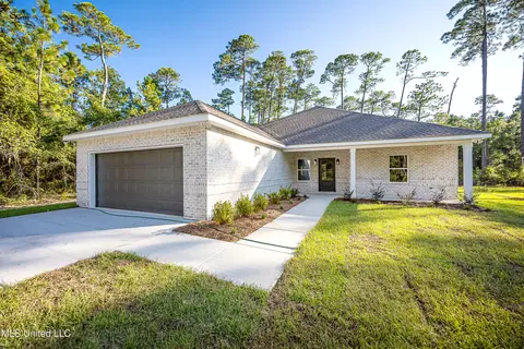 625 Oak St, Ocean Springs, MS 39564