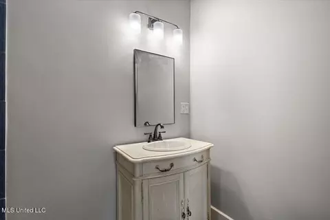 Bath - 1054 Madison St, Jackson, MS 39202 photo 1 of 3