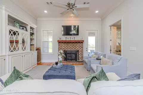 Living - 119 Claiborne St, Madison, MS 39110 photo 1 of 3