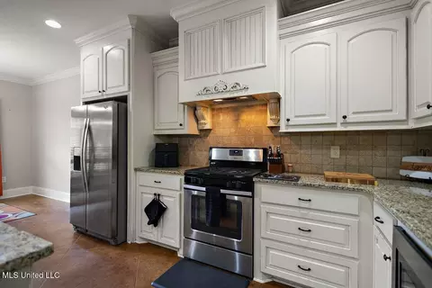 Kitchen - 504 Westpark Ct, Brandon, MS 39042 photo 3 of 3