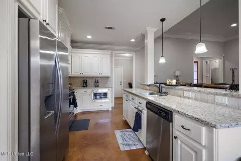 Kitchen - 504 Westpark Ct, Brandon, MS 39042 photo 2 of 3
