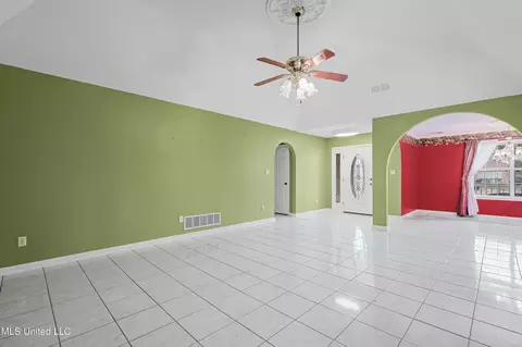 Living - 1579 Mason Dr, Hernando, MS 38632 photo 3 of 4