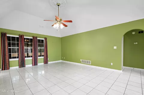 Living - 1579 Mason Dr, Hernando, MS 38632 photo 2 of 4