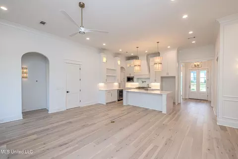 Living - 464 Whittington Cir, Madison, MS 39110 photo 2 of 3