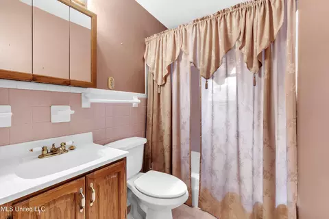 Bath - 2757 Panola St, Hernando, MS 38632 photo 3 of 3