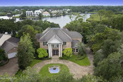 8 Bayou Pl, Gulfport, MS 39503