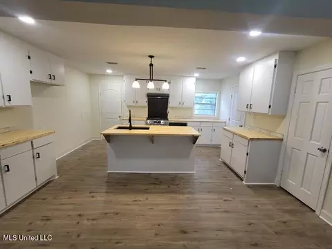 Kitchen - 5413 Crepe Myrtle Dr, Jackson, MS 39206 photo 3 of 6