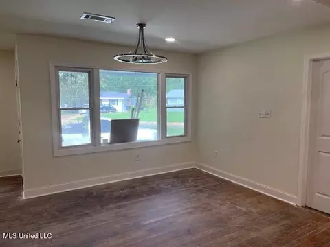 Living - 5413 Crepe Myrtle Dr, Jackson, MS 39206 photo 2 of 5