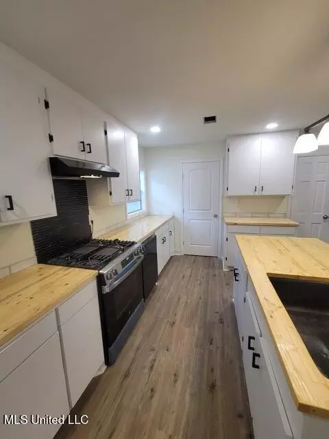 Kitchen - 5413 Crepe Myrtle Dr, Jackson, MS 39206 photo 1 of 6