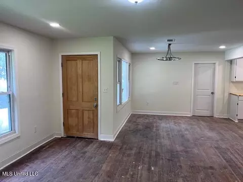 Living - 5413 Crepe Myrtle Dr, Jackson, MS 39206 photo 5 of 5