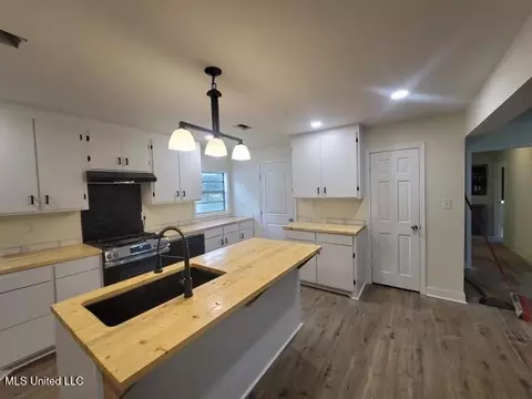 Kitchen - 5413 Crepe Myrtle Dr, Jackson, MS 39206 photo 2 of 6