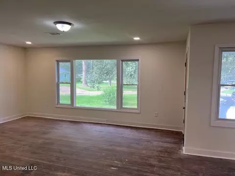 Living - 5413 Crepe Myrtle Dr, Jackson, MS 39206 photo 3 of 5