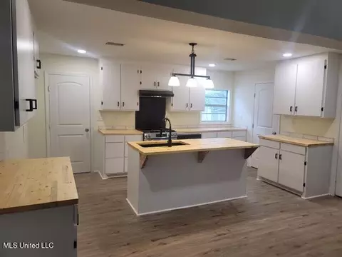 Kitchen - 5413 Crepe Myrtle Dr, Jackson, MS 39206 photo 4 of 6