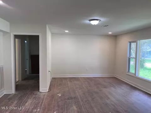 Living - 5413 Crepe Myrtle Dr, Jackson, MS 39206 photo 4 of 5