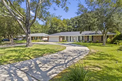13 Greenbriar Dr, Gulfport, MS 39507