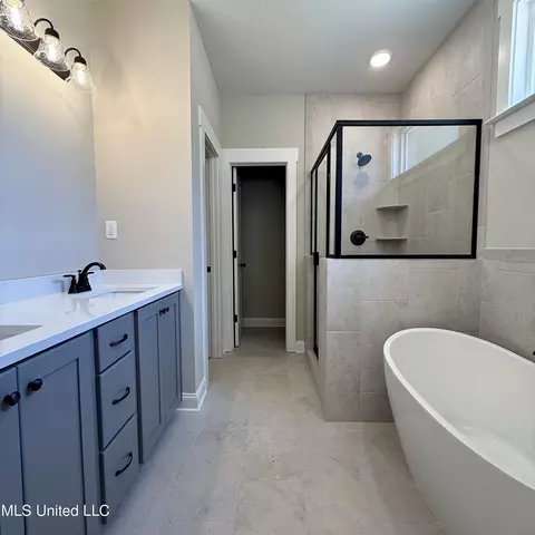 Bath - 654 Tallahatchie St, Nesbit, MS 38651 photo 1 of 2