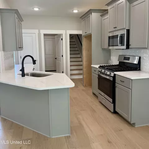 Kitchen - 654 Tallahatchie St, Nesbit, MS 38651 photo 2 of 3