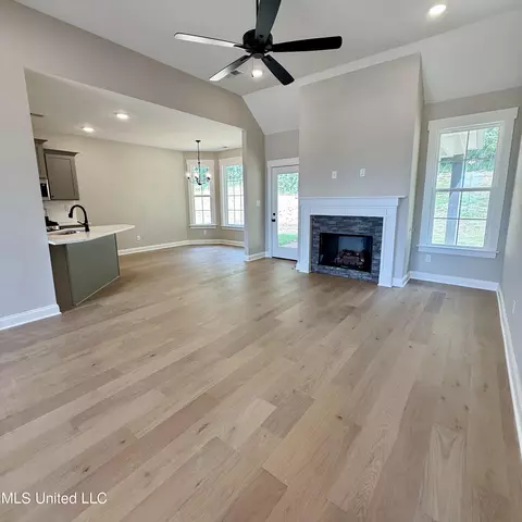 Living - 654 Tallahatchie St, Nesbit, MS 38651 photo 2 of 2