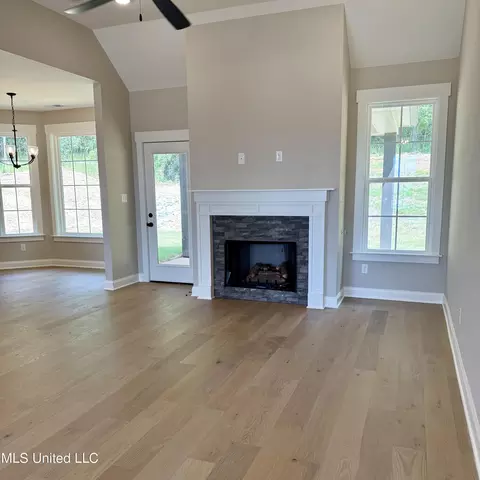 Living - 654 Tallahatchie St, Nesbit, MS 38651 photo 1 of 2