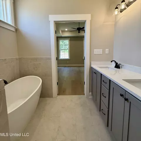 Bath - 654 Tallahatchie St, Nesbit, MS 38651 photo 2 of 2