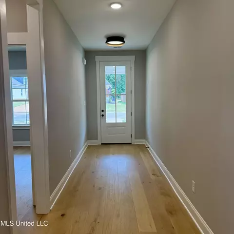 Entry Way - 1335 Creekside Ln, Hernando, MS 38632 photo 1 of 4