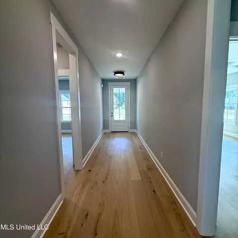 Entry Way - 1335 Creekside Ln, Hernando, MS 38632 photo 2 of 4