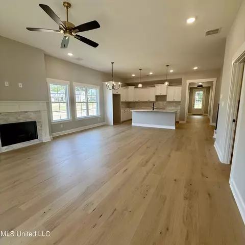 Living - 1335 Creekside Ln, Hernando, MS 38632 photo 3 of 4