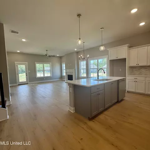 Kitchen - 1335 Creekside Ln, Hernando, MS 38632 photo 1 of 6