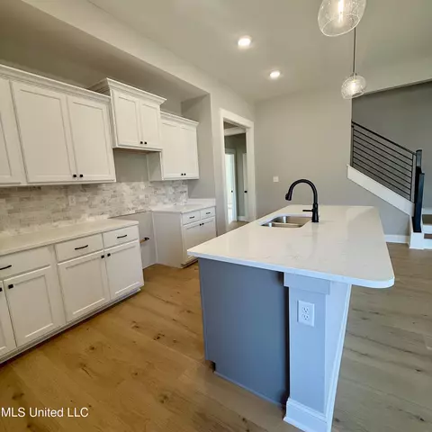 Kitchen - 1335 Creekside Ln, Hernando, MS 38632 photo 5 of 6