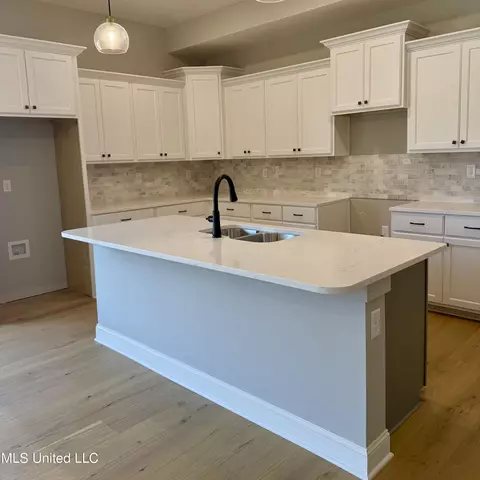 Kitchen - 1335 Creekside Ln, Hernando, MS 38632 photo 2 of 6