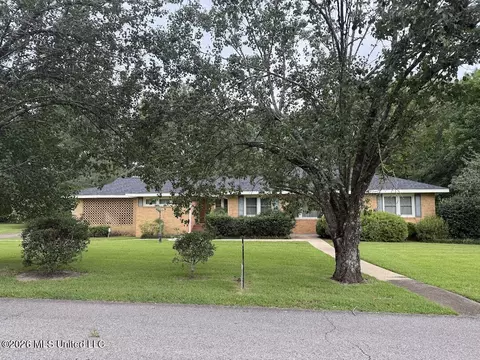 230 N Vardaman St, Wiggins, MS 39577