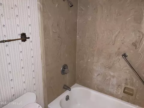Bath - 430 Trent Dr, Jackson, MS 39212 photo 2 of 3