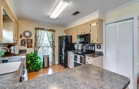 Kitchen - 409 Mockingbird Ln, Madison, MS 39110 photo 5 of 7