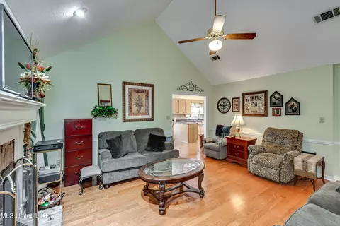 Living - 409 Mockingbird Ln, Madison, MS 39110 photo 2 of 3