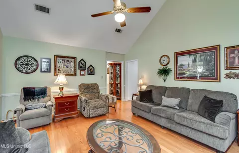 Living - 409 Mockingbird Ln, Madison, MS 39110 photo 3 of 3