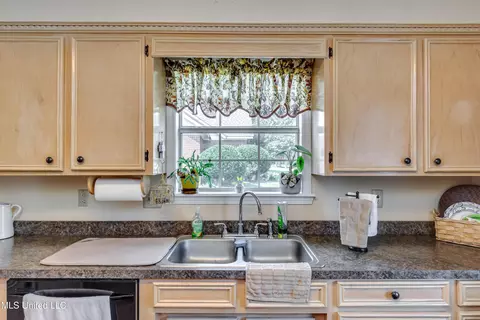 Kitchen - 409 Mockingbird Ln, Madison, MS 39110 photo 4 of 7
