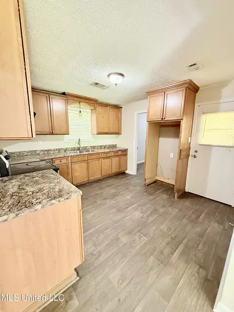 Kitchen - 219 Mississippi Ave, Grenada, MS 38901 photo 2 of 2