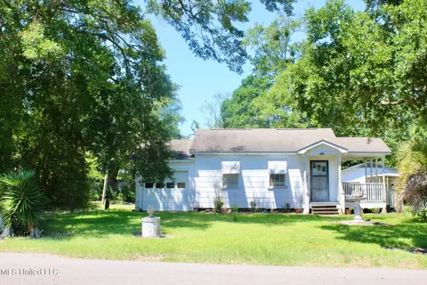 1915 Roosevelt St, Pascagoula, MS 39567