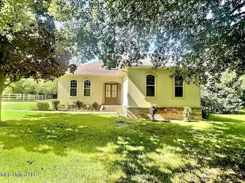 16 N North Hill Dr, Carriere, MS 39426