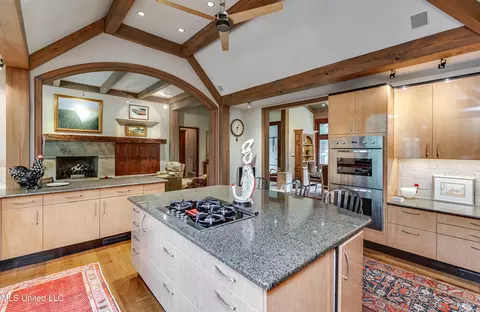 Kitchen - 20 Waterstone Pl, Jackson, MS 39211 photo 5 of 7