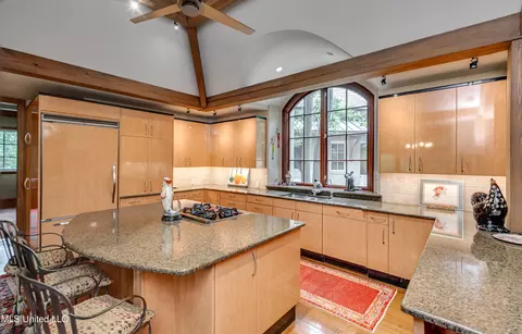 Kitchen - 20 Waterstone Pl, Jackson, MS 39211 photo 6 of 7