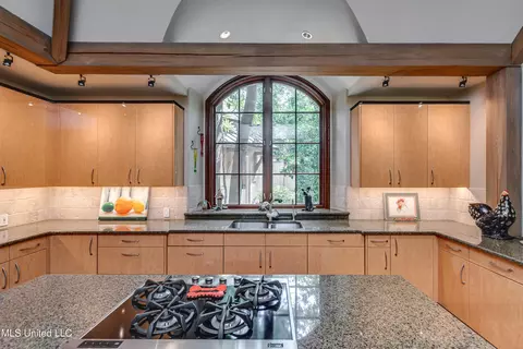Kitchen - 20 Waterstone Pl, Jackson, MS 39211 photo 4 of 7