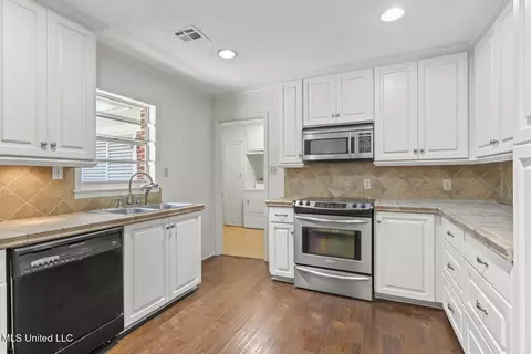 Kitchen - 4606 Nottingham Rd, Jackson, MS 39211 photo 2 of 2