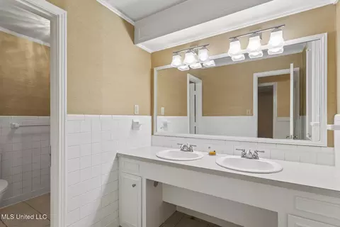 Bath - 4606 Nottingham Rd, Jackson, MS 39211 photo 2 of 3