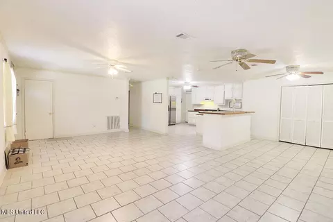 Living - 205 Alyce Pl, Long Beach, MS 39560 photo 2 of 3